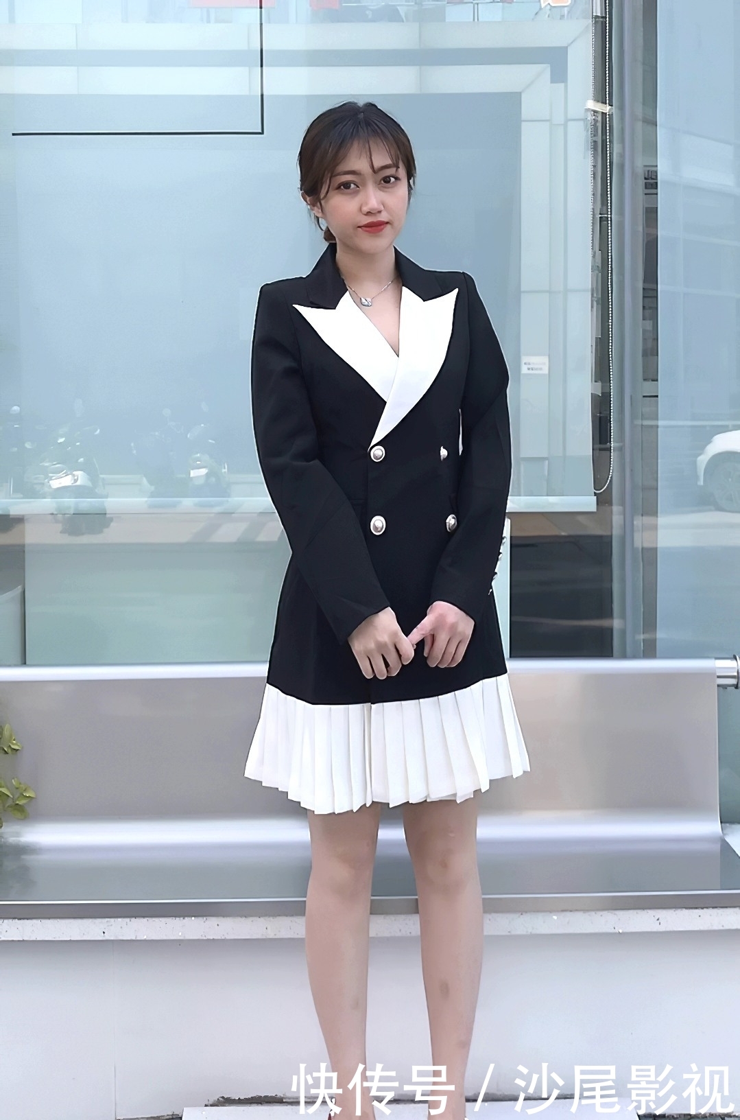 美女@正式又不失活泼，气质尽显，街拍：美女双排扣外套搭配百褶短裙