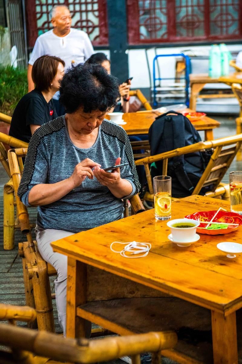 去成都旅行为什么一定要去茶馆喝盖茶?游客:来了不想走!