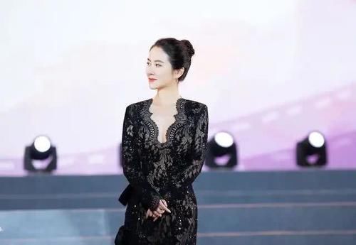 #气质#精致有气质的叶璇,一袭深V蕾丝裙秀玲珑身材,美过颜值巅峰期