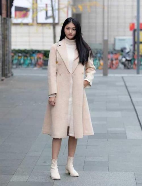 气质:街拍:秀丽端庄的美女,一件白色上衣配黑色裤子,魅力气质十足