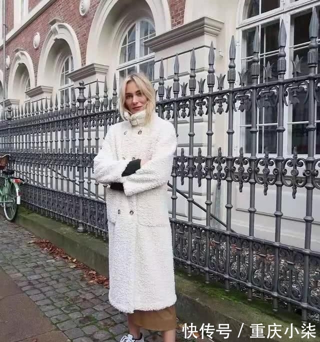 「运动鞋的搭配」“短靴”不受宠了,春天“长大衣+运动鞋”最流行,时髦还显高