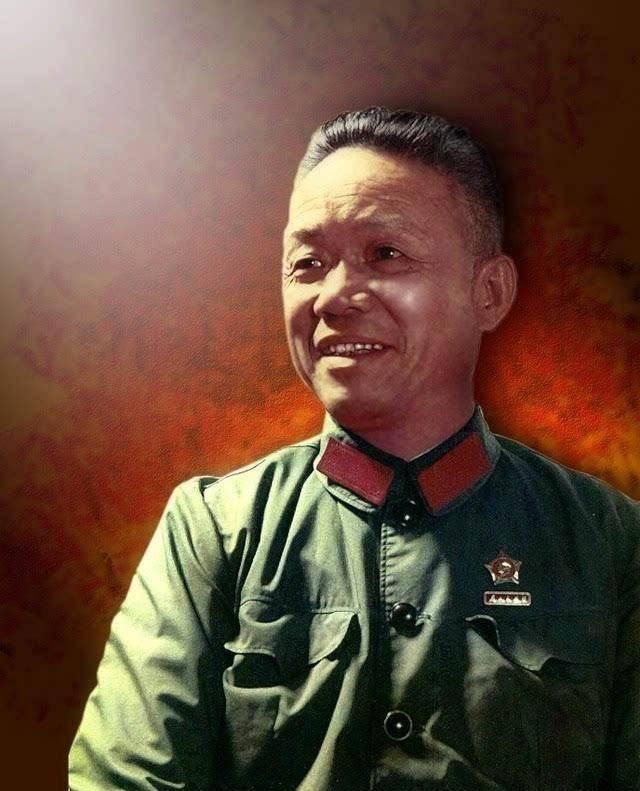 『作战』渡海作战,营长见韩先楚站在甲板危险,下令看住军长,不准离开
