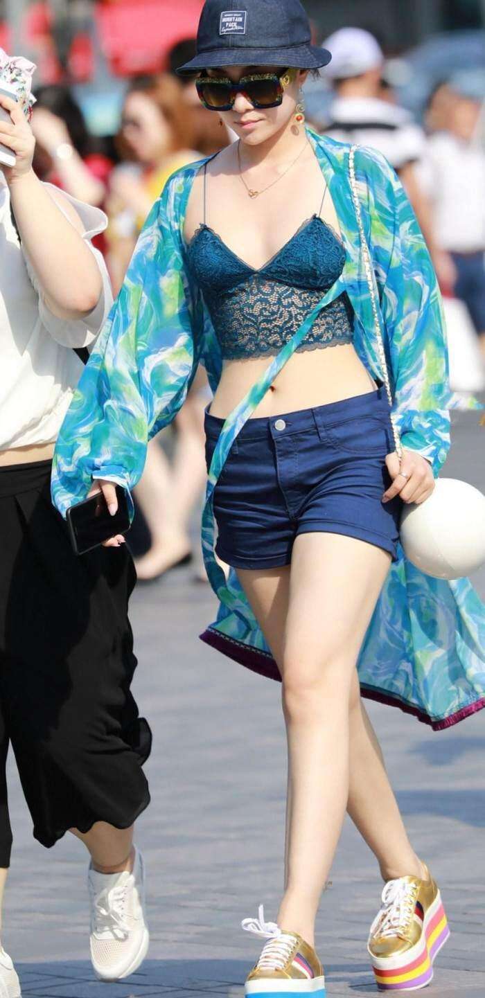 街拍: 真空上街的辣妈, 穿不好真的就是耍流氓