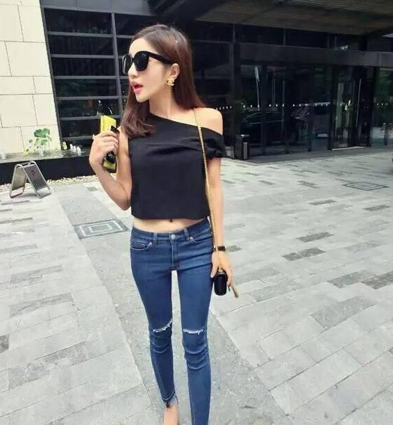 街拍靓丽搭配的牛仔裤小姐姐,潮流感十足,回头率特别高!