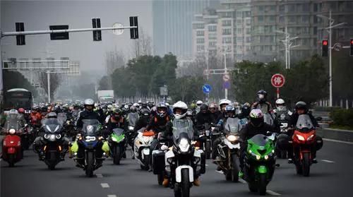  [网民]春节的摩托车回乡，今年的摩托车大军有些不同。 网民:很