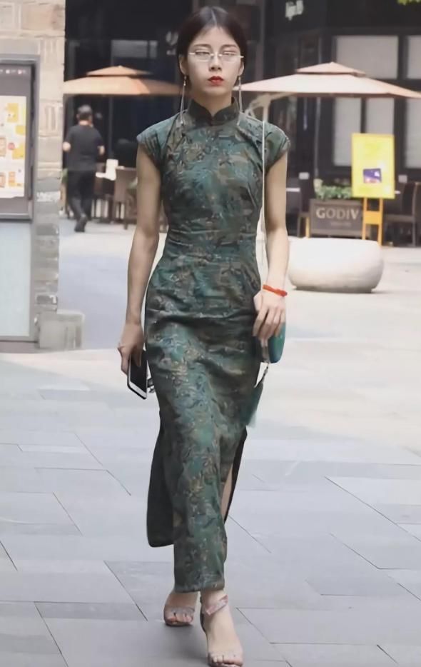 气质:原来“小腿粗”真不适合穿旗袍,高跟鞋也不顶用,一走路气质全无
