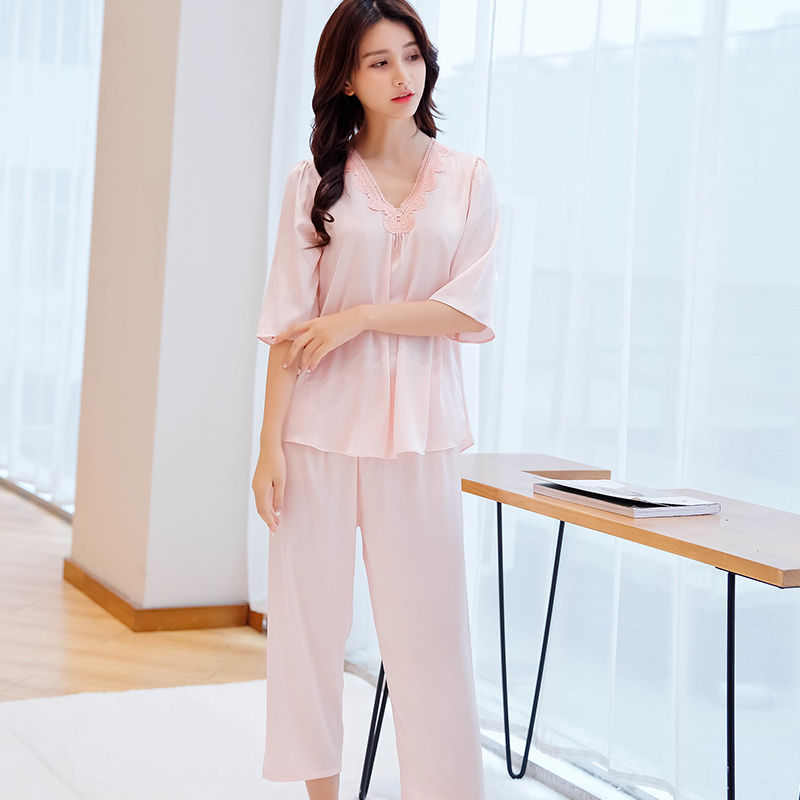 在家别傻傻穿棉衣，学学下图女人穿薄薄一层冰丝睡衣，动感又不露