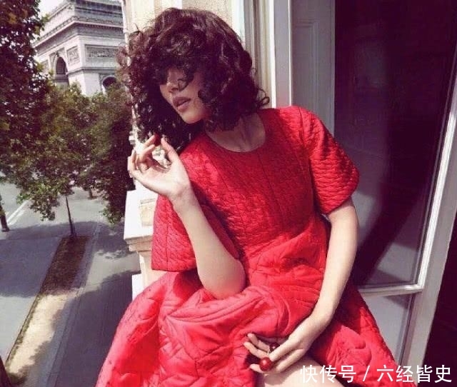  『爆炸』刘雯时尚大片曝光 爆炸头红裙演绎时髦女郎
