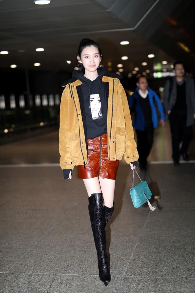 奚梦瑶穿裙子真大胆，短到只能遮住大腿根，网友：坐下都不方便吧