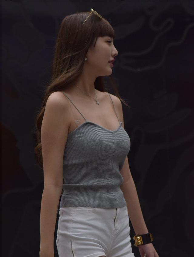  「偶遇」街拍偶遇热裤灰色吊带装可爱美女，笑容好甜美！