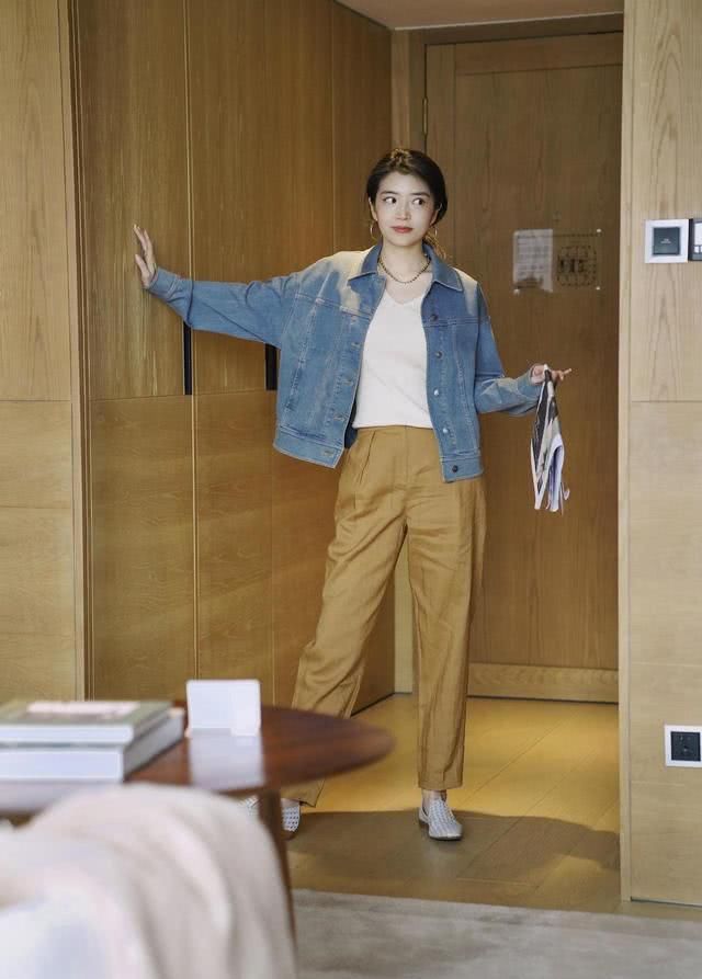  『博主』牛仔外套如何穿出高级复古风？学三木博主搭配卡其色长裤，太美了