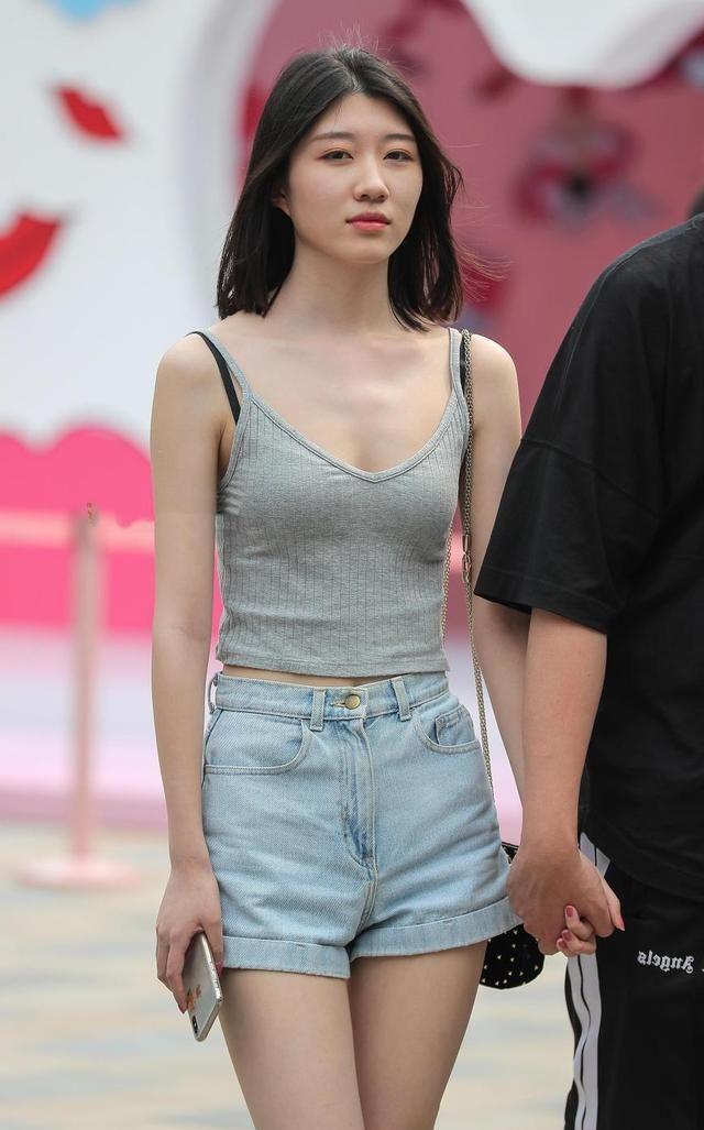 炎热的夏季，这样穿热裤的小姐姐看着都清凉！