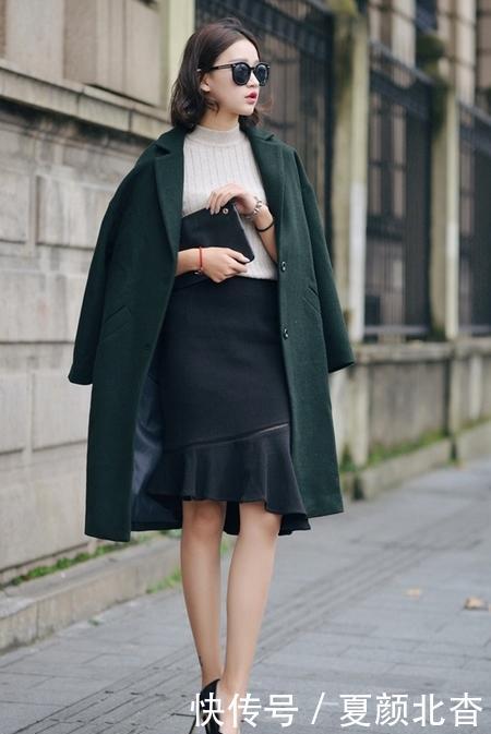 # 美女#蕾丝小姐姐非常有气质，街拍：时尚美女街拍搭配