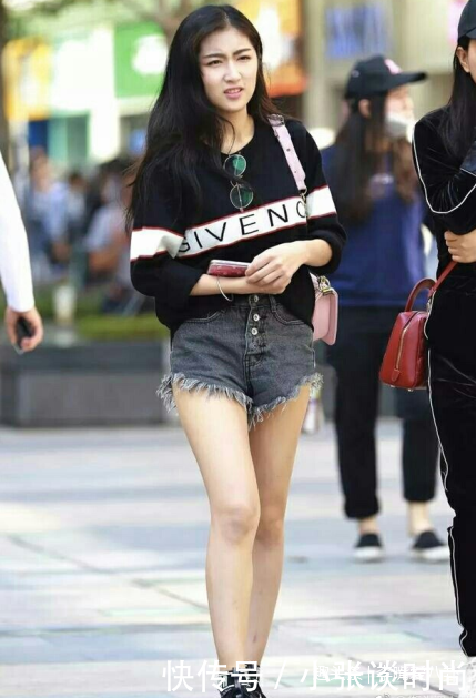 路人街拍,面如桃花小个子美女穿紧身衣,身材匀称,比例非常好!