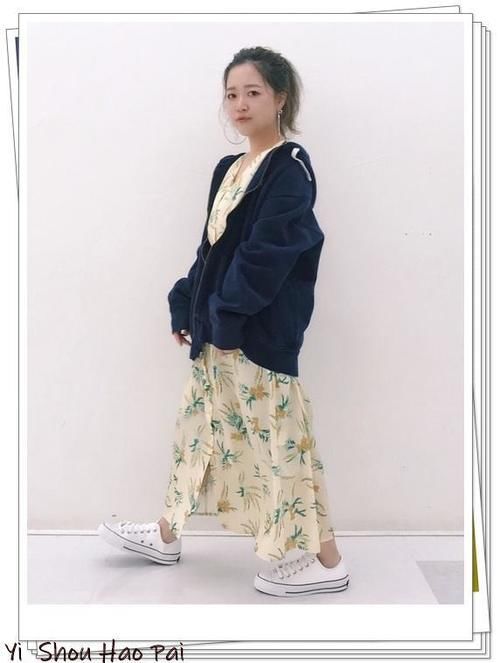『海军蓝风连帽卫衣』能穿3季的万能搭配单品!海军蓝连帽卫衣的多种造型示范