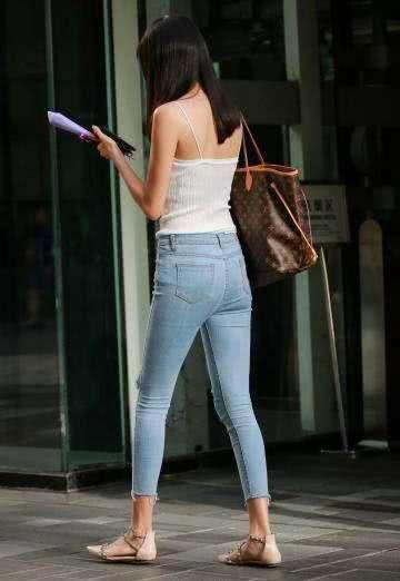 紧身裤更添减龄活力，妹子显年轻洋气，彰显出时尚的韵味