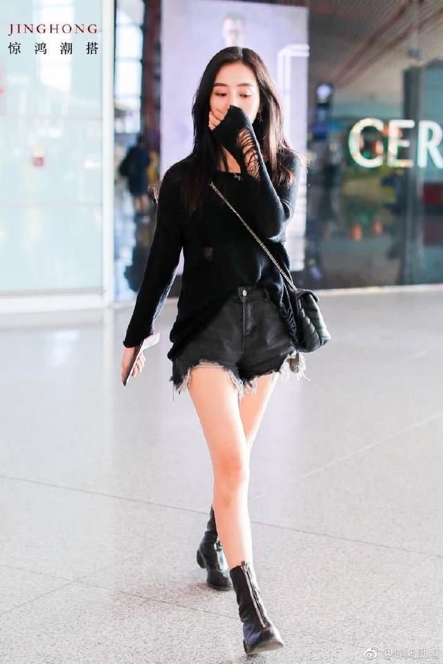 王梓薇非要把短裤扯破，连安全裤都露出来了，腿上的毛太尴尬了