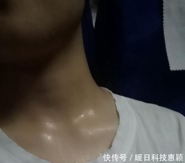  [列车]列车因故障停运4小时有人热晕，乘客怒砸车窗透气