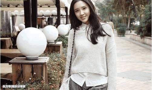 唐艺昕造型无数惹人喜爱:淡雅清香，完美迷人的身材引人注目