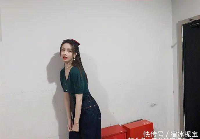  [气质]女人过了40岁，沈梦辰这三种服装配色不要选，穿上显黑还没气质