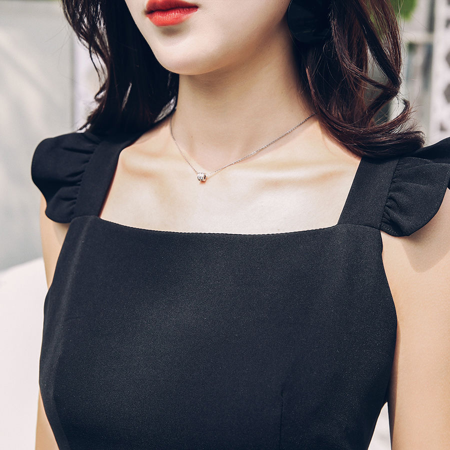 现在女人穿的裙子越来越迷人,凸显迷人身材,男人见了挪不开眼