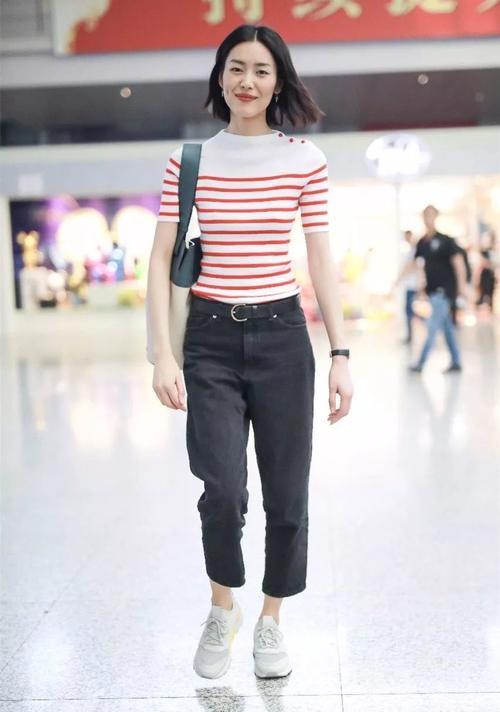 刘雯腰这么细，穿裤子不系皮带会掉吧？网友：看了她腰都觉得自卑