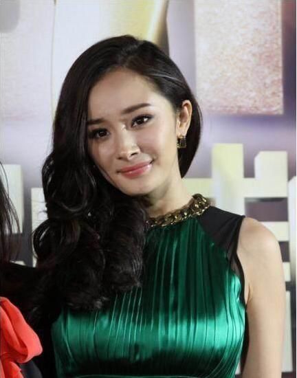 高圆圆和杨幂同穿绿色的裙子，一个美如少女，一个秒变大妈