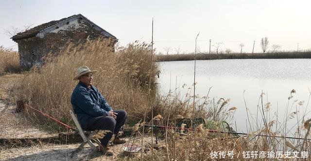  『摄影师』古稀老人爱垂钓，芦苇塘边一坐一天，说能不能钓到鱼并不重要