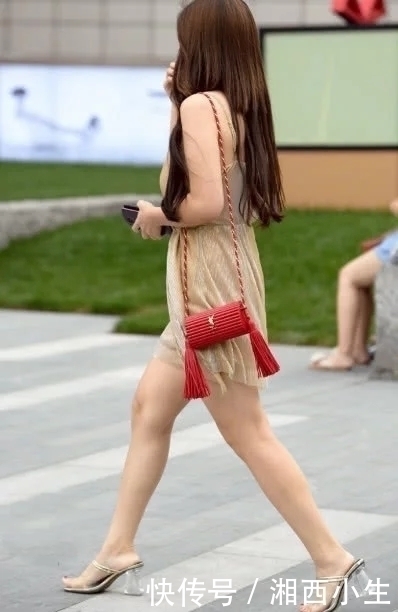 街拍：气质甜美秀气的长发美女，一袭丝制连衣裙，微风飘飘，仙气