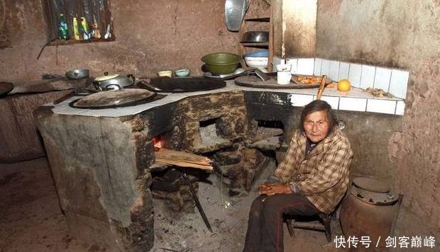 十五岁女孩与35岁的男子荒谬的婚姻生活，她对丈夫却称大叔