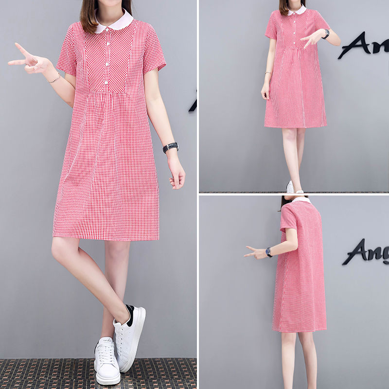 时髦女人胆子大，三伏天穿的靓丽美裙，不怕走光，走到哪都是焦点