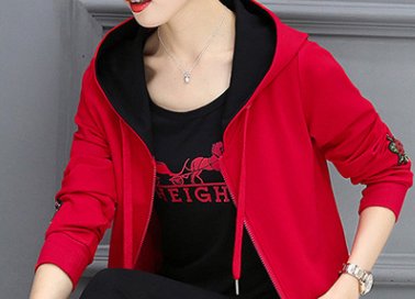 如今女人都不穿裙子!6070后妈妈都穿流行套装，嫩的像35