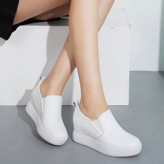 我就奇怪了，为什么女人都喜欢出小白鞋，看完才明白了