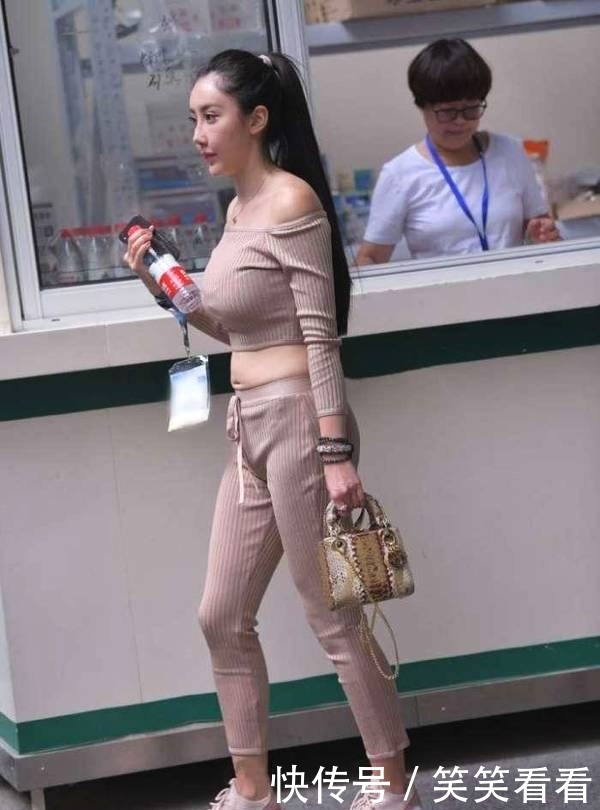  「度过」美女街拍小姐姐穿针织套装出街, 度过一个“温情”的秋天