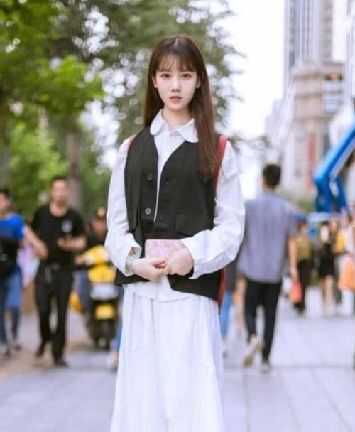  「气质」街拍：沉鱼落雁的美女，一件白色连衣裙，时尚气质女人味