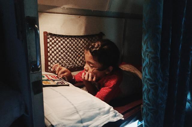  「内部」中国女孩在印度乘坐火车，实拍火车内部，来看看是什么