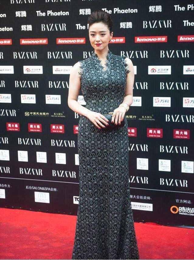 脸小身子大，蒋欣这身打扮是无法显瘦了，骨架大根本不是理由!