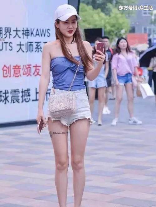 街拍：白纱裙下的小姐姐，第二个妹子走路太张扬