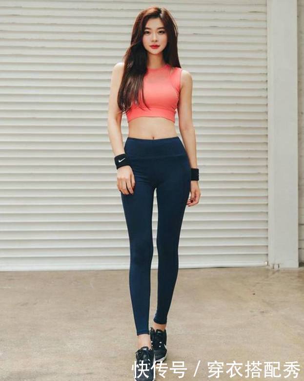 率性自然的打底裤美女，气质优雅，彰显时尚女人味！