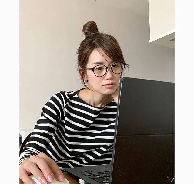  「博主」看完这个博主的条纹搭配 你会365天每天都想穿条纹