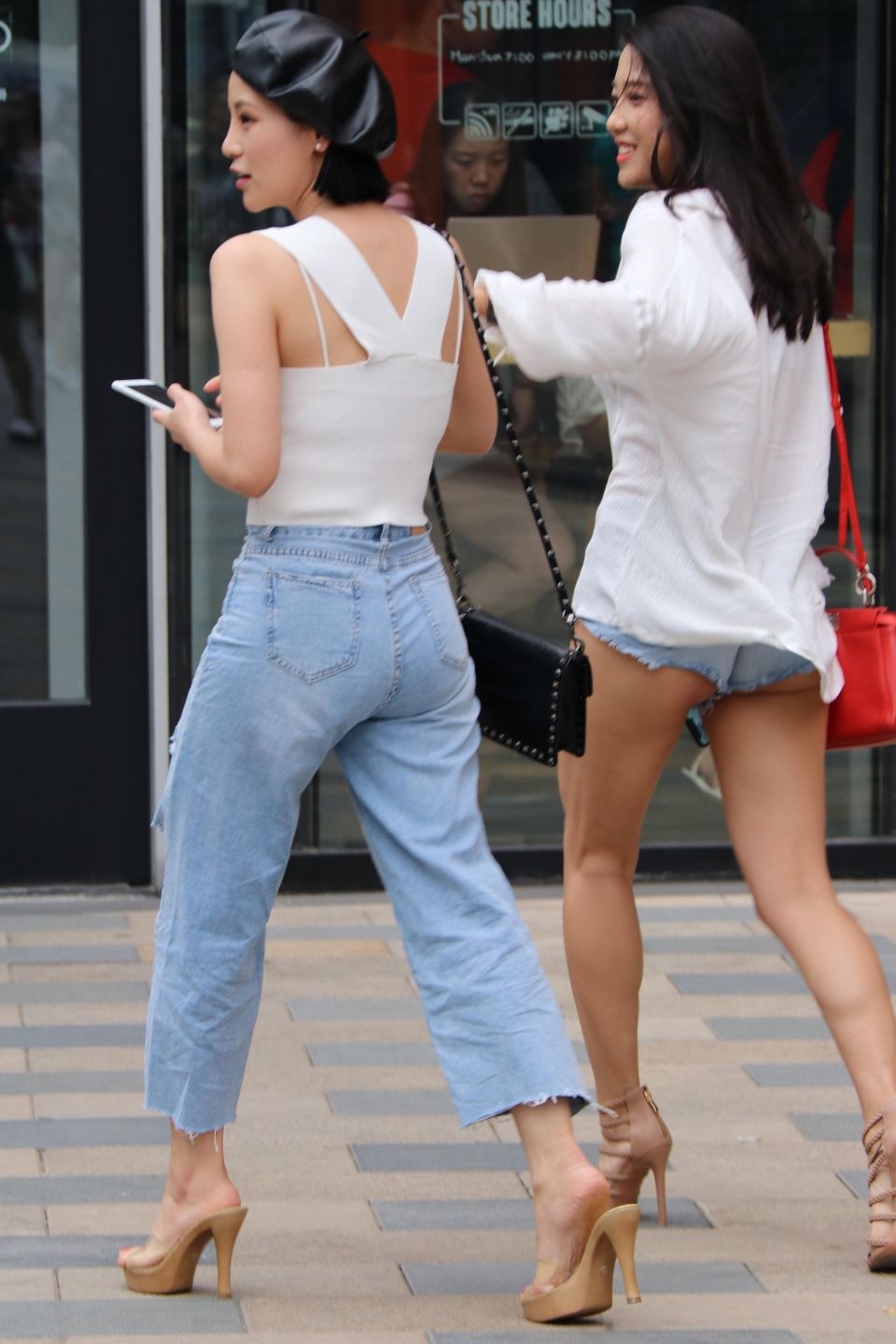 街拍 身材较好，小鸟依人的性感灵气的美腿小仙女 足以让你心动!