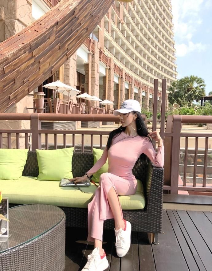 丰腴身材气质美女，粉色装更加迷人！