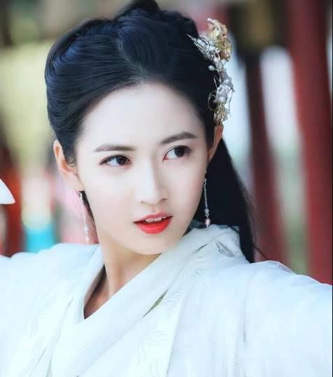 深刻：陈钰琪新剧来袭，挑战民国造型，短发像假小子