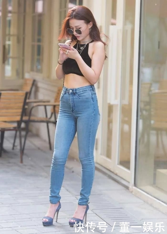 街拍：低腰翘臀紧身美女，颜值高身材好！