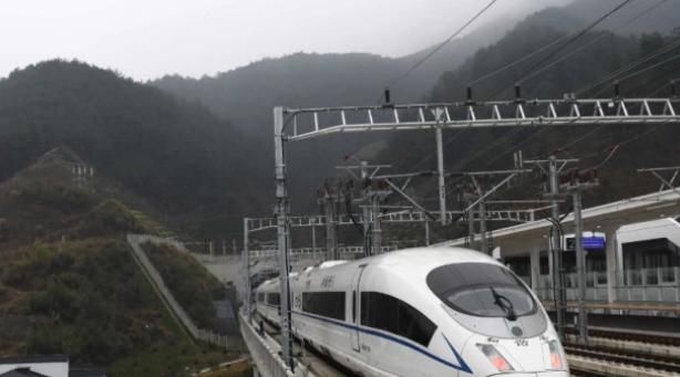 中国高铁究竟有多耗电？看完才知真相，网友：怪不得说一直在亏损
