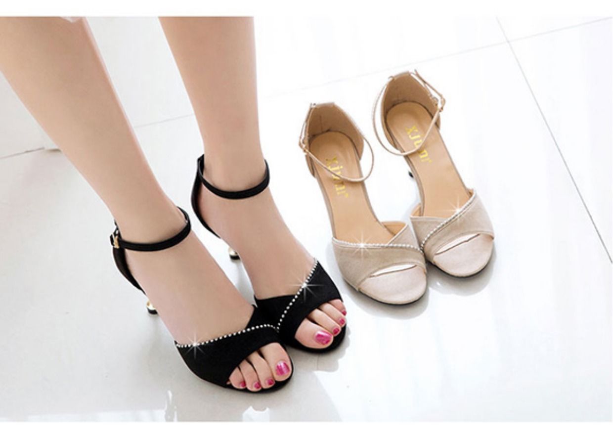 村里的小媳妇都开始这么穿高跟鞋了，优雅时尚又不失气质，看醉了