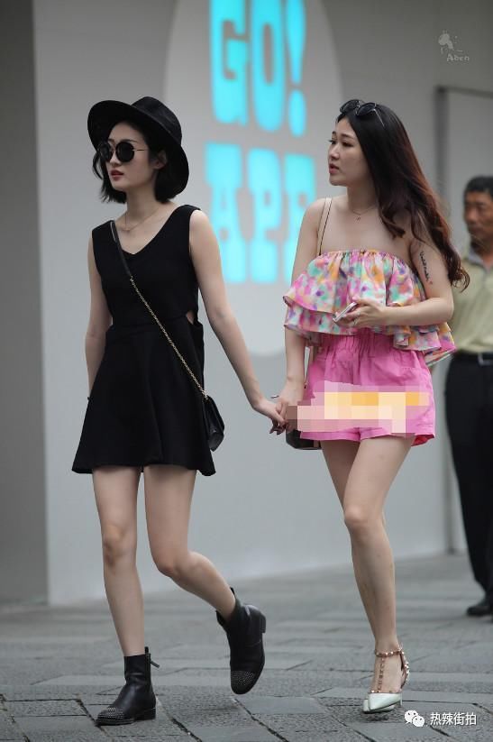 街拍:粉粉花色裙抹胸美女,闺蜜两个都是人间极品