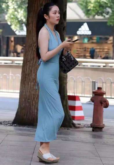 街拍: 丝滑的蓝色长裙, 彰显凹凸有致好身材, 十分提升气质