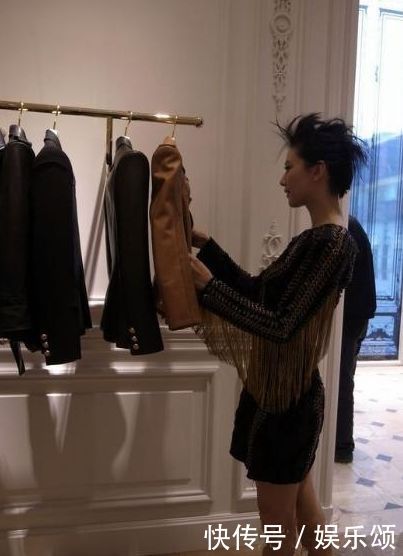 38岁高圆圆现身街头，头发乱成枯草，网友：确定这是气质女神？