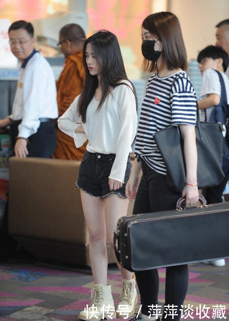 鞠婧祎现身机场被拍，她的身材是相当的好，看得出来她特别的瘦